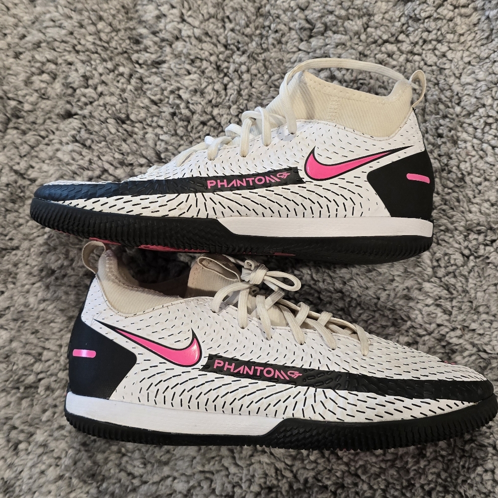 Indoor soccer shoes